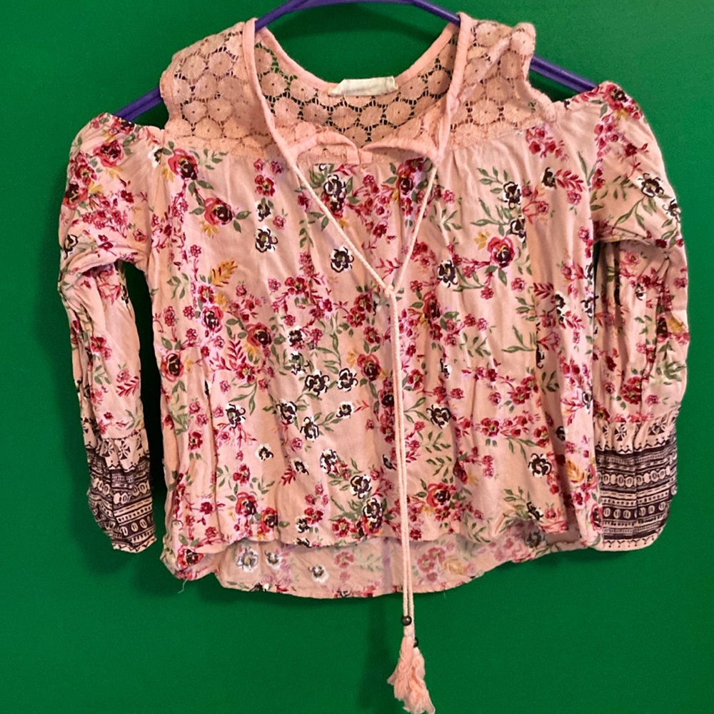Angie Girls Small pretty pink flowered cold-shoulder blouse